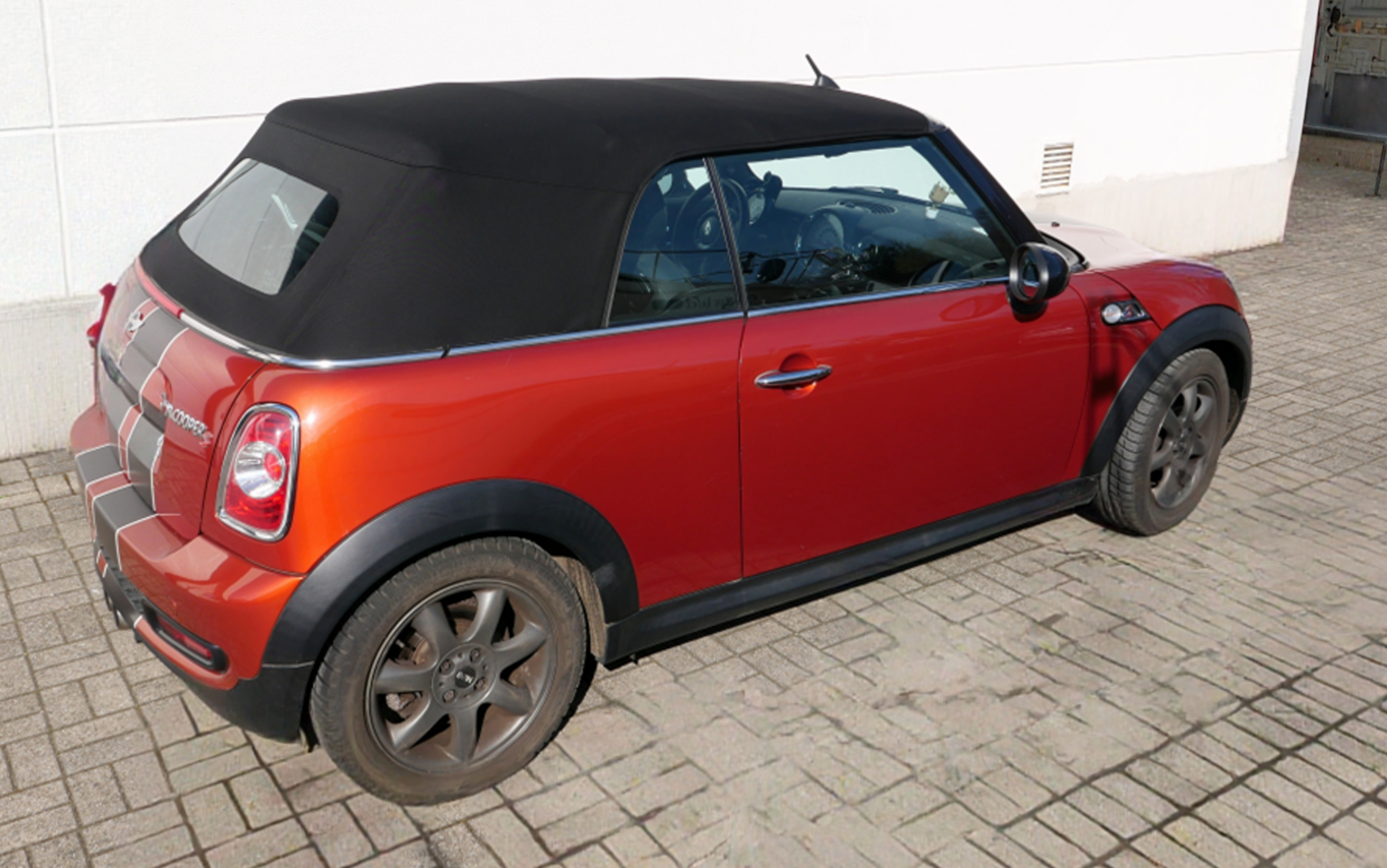 Mini R57convertible top convertible, rotes Auto, Zweirad?, schwarzes Verdeck, MINI